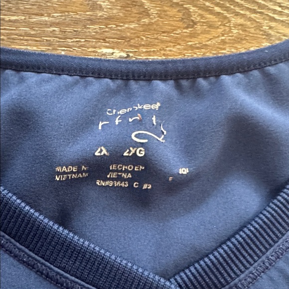 Cherokee navy scrub top 2X - Picture 2 of 2